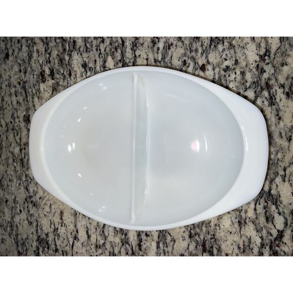 Pyrex White Divided Oval 1.5 qt Casserole Dish #1063 Vintage No Lid - Picture 3 of 7